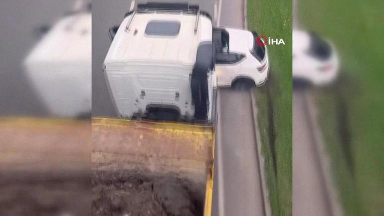 Çarptığı aracı 100 metre sürükledi