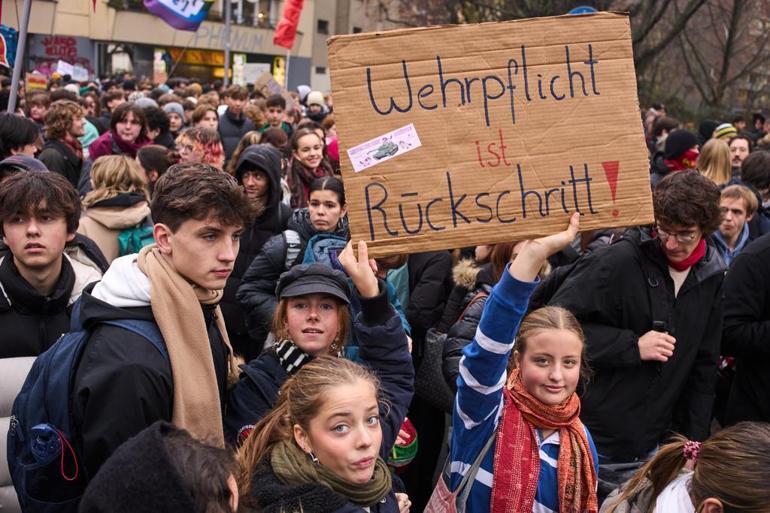 Almanya yeni askerlik yasasını onayladı: Neler değişecek
