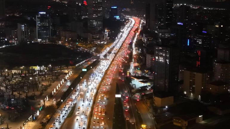 İstanbulda trafik çilesi Yoğunluk yüzde 90a ulaştı