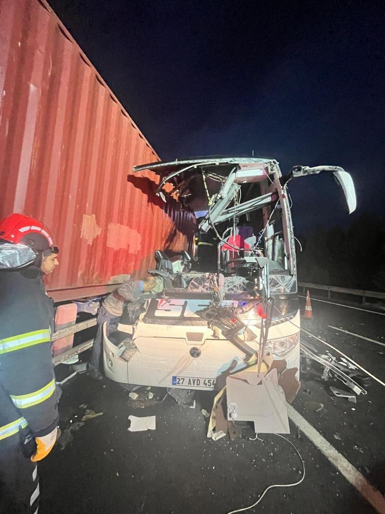 SON DAKİKA... Yolcu otobüsü, otoyolda TIRa çarptı; 7 kişi can verdi