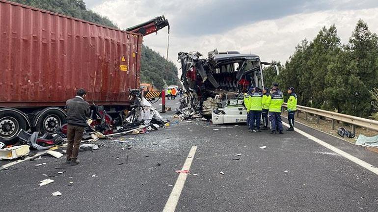 SON DAKİKA... Yolcu otobüsü, otoyolda TIRa çarptı; 7 kişi can verdi