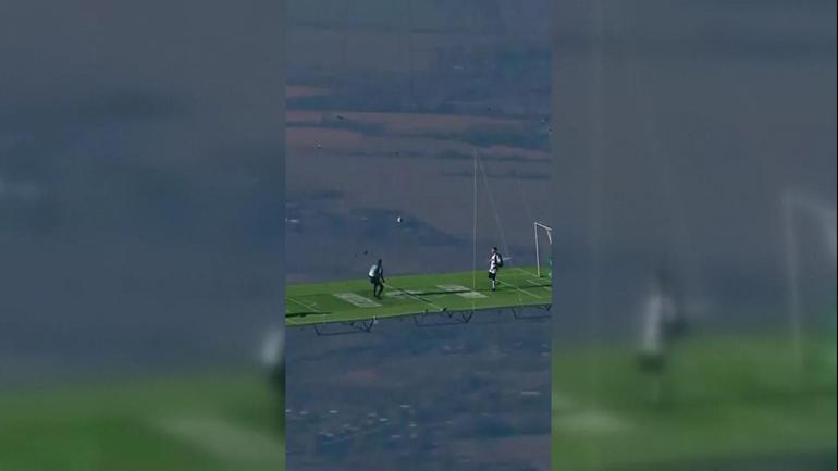 Sıcak hava balonunda futbol: 1800 metrede oynadılar