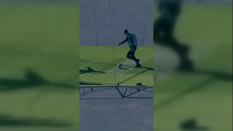 Sıcak hava balonunda futbol: 1800 metrede oynadılar