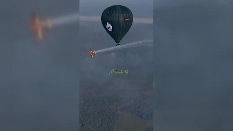 Sıcak hava balonunda futbol: 1800 metrede oynadılar