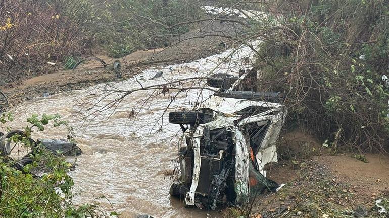  Sarıyer’e 24 saatte 50.8 kilogram yağış Yol çöktü pikap ve kamoynet dereye düştü
