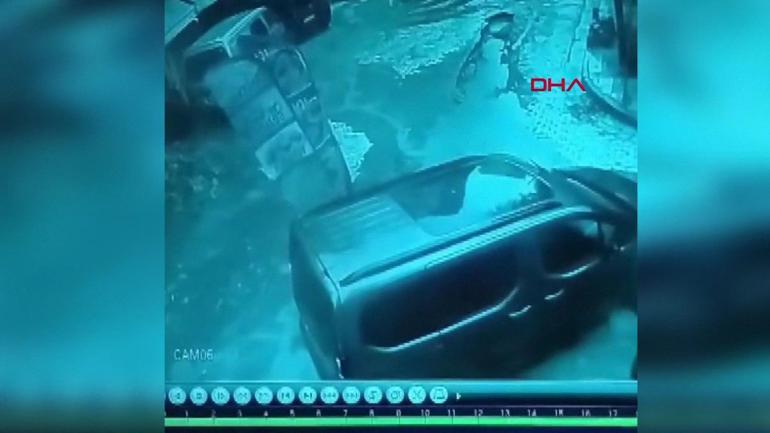  Küçükçekmece’de yol çöktü, araçlar çukura düştü