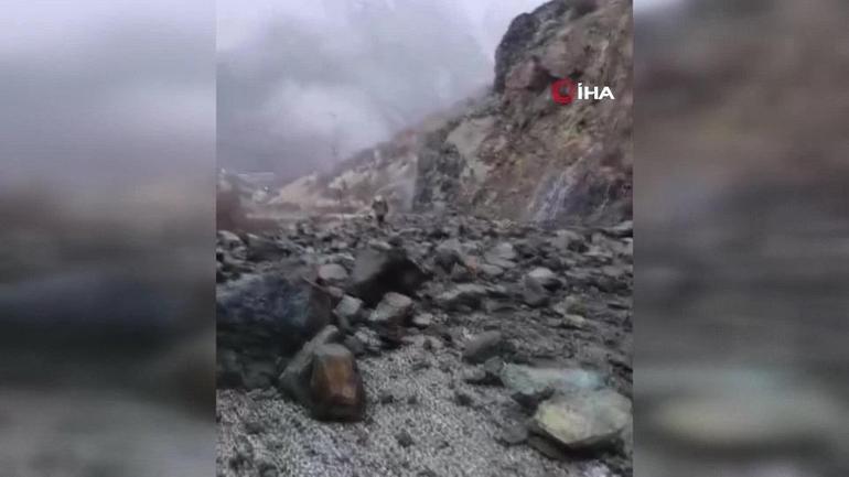 Hakkaride dev kayalar yolu kapattı