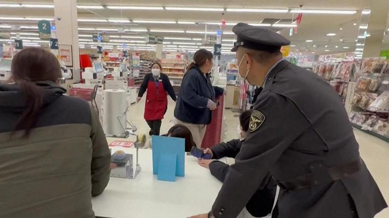 Japonya'daki 7.5'lik deprem anı kamerada | Video