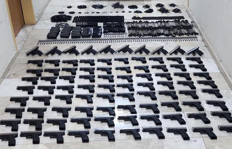 Polisin durdurduğu otomobilden cephanelik çıktı