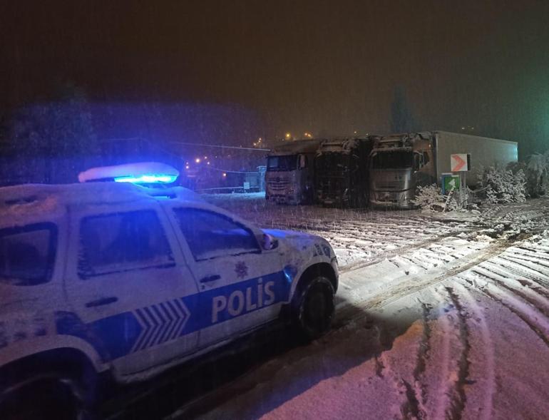 Ilgar Dağı karla kapandı, TIR’lar mahsur kaldı