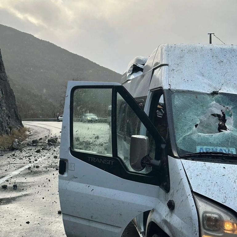Minibüsün üzerine dev kayalar düştü: 3 kişi şans eseri kurtuldu