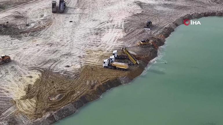 İBB döküm sahasına çevirdiği gölde balıklar can çekişiyor