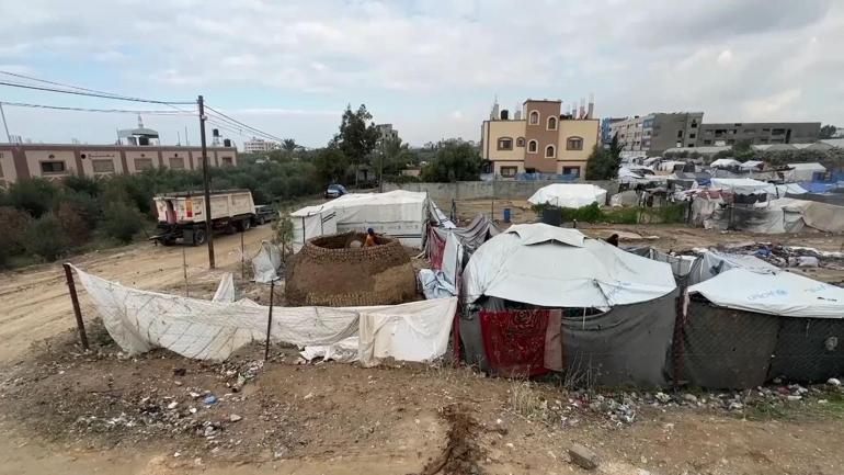 Gazze’de kış felaketi: Çadırlar sular altında, kerpiç barınak inşa ediyorlar