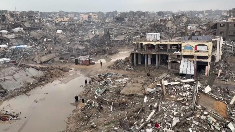 Gazze’de kış felaketi: Çadırlar sular altında, kerpiç barınak inşa ediyorlar