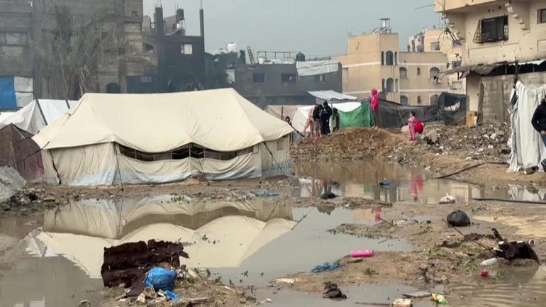 Gazze’de kış felaketi: Çadırlar sular altında, kerpiç barınak inşa ediyorlar