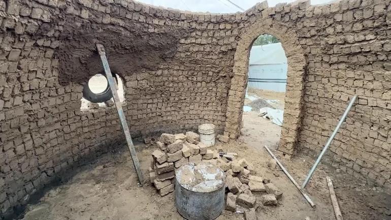 Gazze’de kış felaketi: Çadırlar sular altında, kerpiç barınak inşa ediyorlar