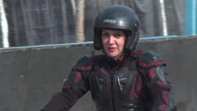 Tahran sokaklarında sessiz değişim: Kadınlar direksiyon başında, yasaklar geri planda