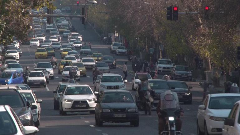 Tahran sokaklarında sessiz değişim: Kadınlar direksiyon başında, yasaklar geri planda