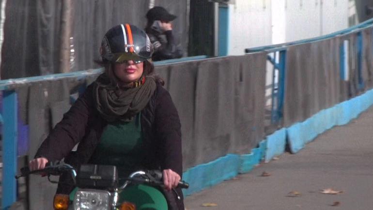 Tahran sokaklarında sessiz değişim: Kadınlar direksiyon başında, yasaklar geri planda