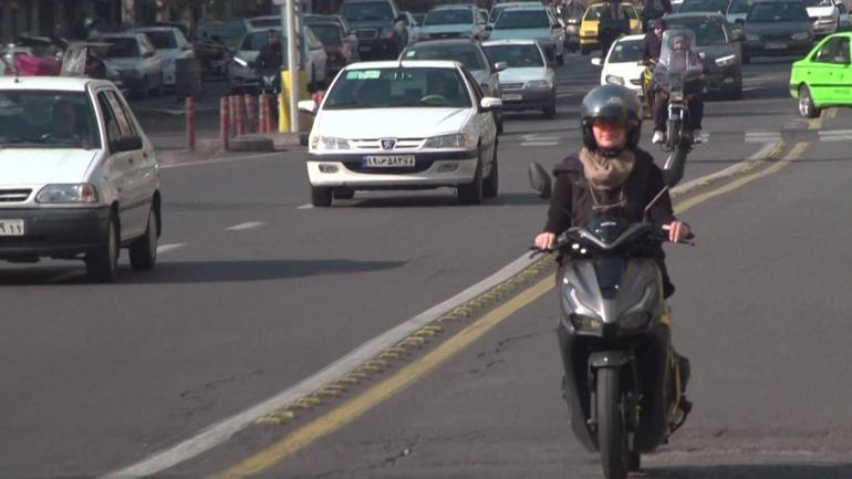 Tahran sokaklarında sessiz değişim: Kadınlar direksiyon başında, yasaklar geri planda