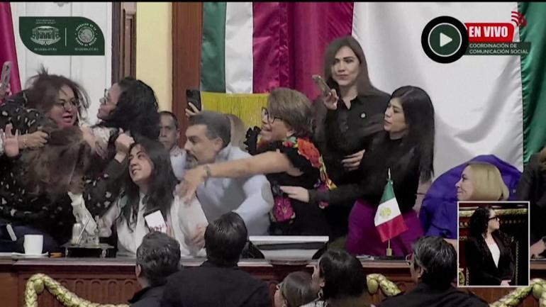 Kent meclisinde saç saça baş başa kavga Meksikada ortalık böyle karıştı...