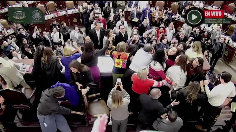 Kent meclisinde saç saça baş başa kavga Meksikada ortalık böyle karıştı...