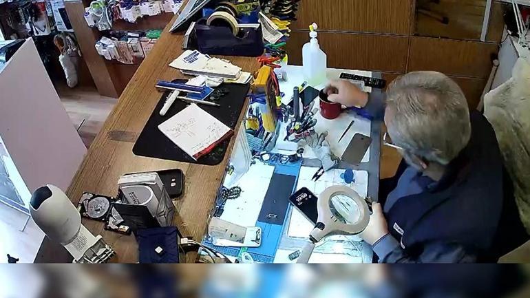 Telefon bataryası tamircinin yüzüne patladı