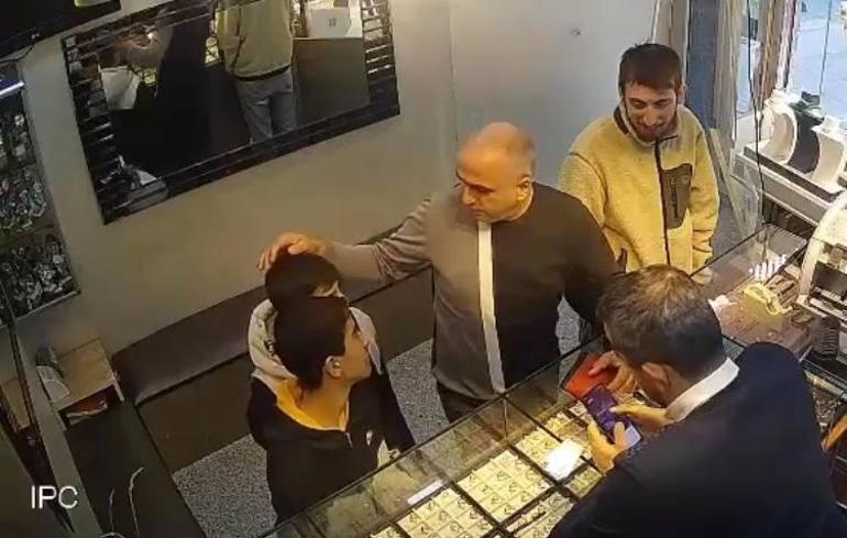  Bağcılar... Yolda buldular, hemen sahibine teslim ettiler Küçük çocuklardan büyük ders