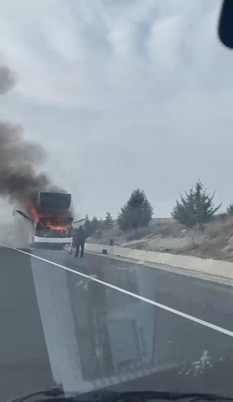 Seyir halindeki otobüs alev alev yandı