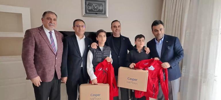 Buldukları milyonluk altını sahibine teslim den altın kalpli çocuklar ilk kez konuştu Çocuklar yaşadıklarını Bakan Kacıra anlattı