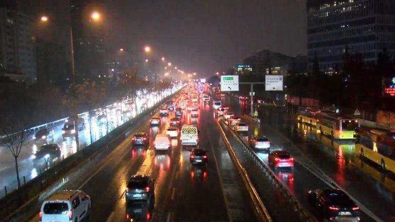 İstanbul yeni güne nasıl başladı Megakentte trafik durma noktasına geldi