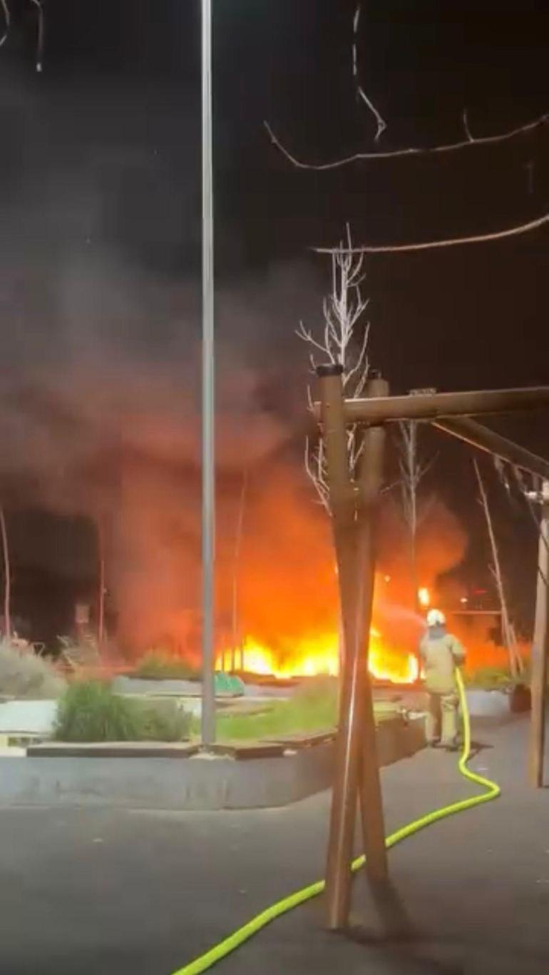 Beylikdüzünde çocuk parkı alev alev yandı