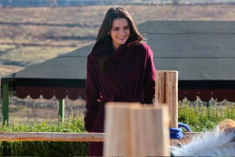 UZAK ŞEHİR 44. BÖLÜM FRAGMANI İZLE Kanal D Ozan Akbaba ve Sinem Ünsallı Uzak Şehir 44. fragmanı ekranı