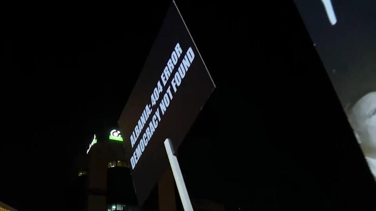 Arnavutlukta tansiyon yüksek Başbakan ve yardımcısının istifası isteniyor