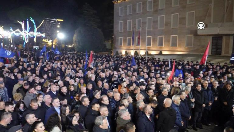 Arnavutlukta tansiyon yüksek Başbakan ve yardımcısının istifası isteniyor
