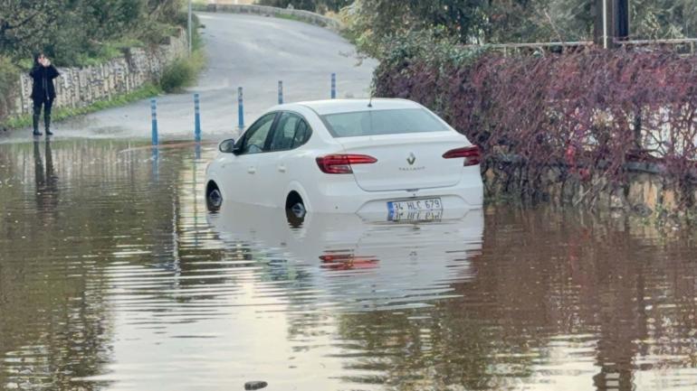Metrekareye 44,2 kilogram yağmur düştü Sokaklar göle döndü