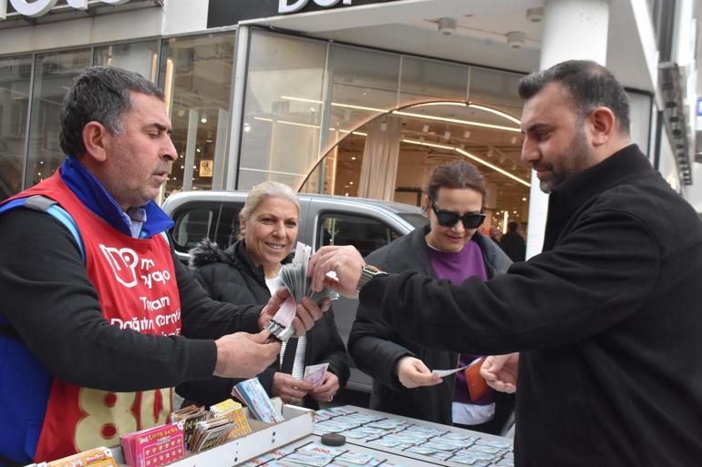 800 milyon TLlik rekor ikramiyeli Milli Piyango yılbaşı biletlerine yoğun ilgi
