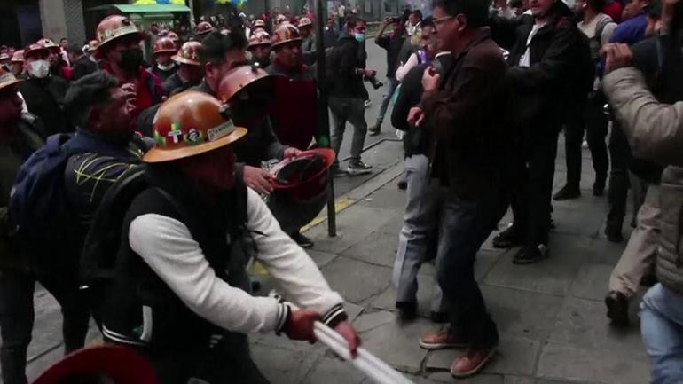 Bolivyada zam kavgası: Halk birbirine girdi