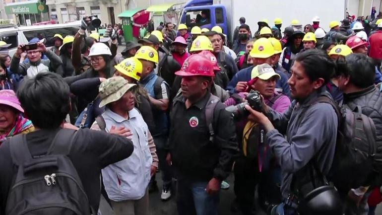 Bolivyada zam kavgası: Halk birbirine girdi