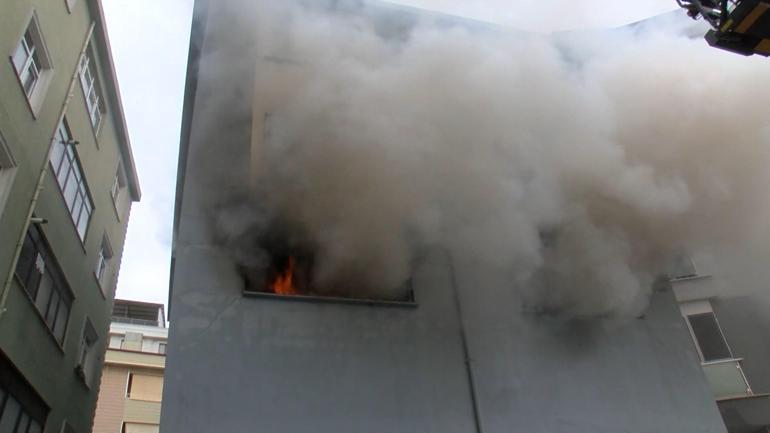 Çekmeköyde 3 katlı binada yangın