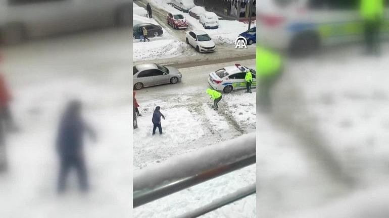 Van’da beyaz örtü eğlenceye dönüştü Polisler çocuklarla kar topu oynadı