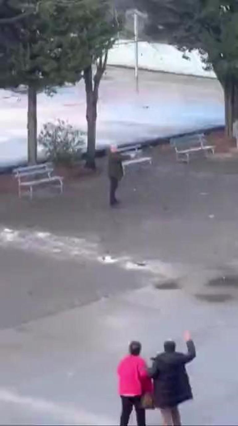 Okul bahçesinde korku dolu anlar Baba, kızının eski sevgilisini silahla rehin aldı