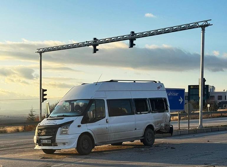 Öğrenci servisi ile otomobil çarpıştı: 9 yaralı