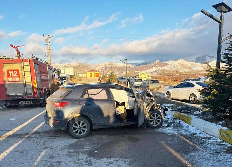 Öğrenci servisi ile otomobil çarpıştı: 9 yaralı