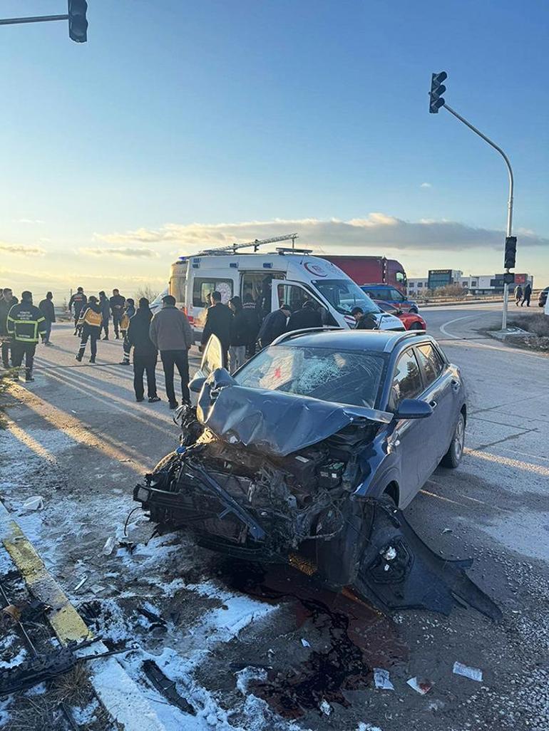 Öğrenci servisi ile otomobil çarpıştı: 9 yaralı