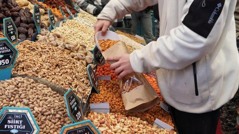 Yeni yıla bir gün kala Eminönünde alışveriş yoğunluğu