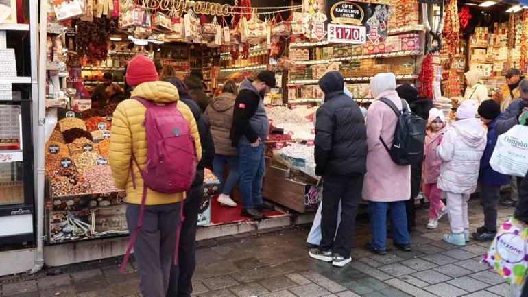 Yeni yıla bir gün kala Eminönünde alışveriş yoğunluğu