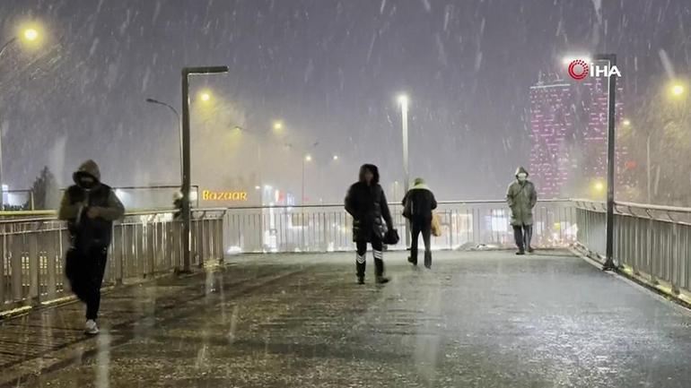 İstanbul’da kar yağışı başladı… Ne kadar sürecek