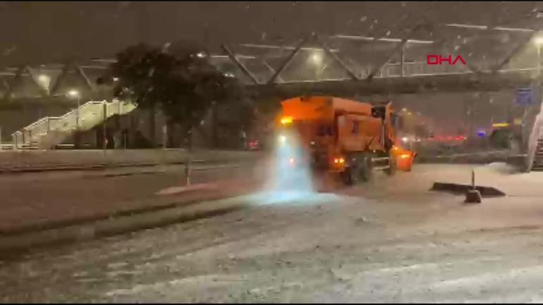 İstanbula lapa lapa kar yağdı