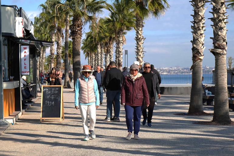 Kar altındaki Türkiye’de Antalya sahilleri yazdan kalma günler yaşadı